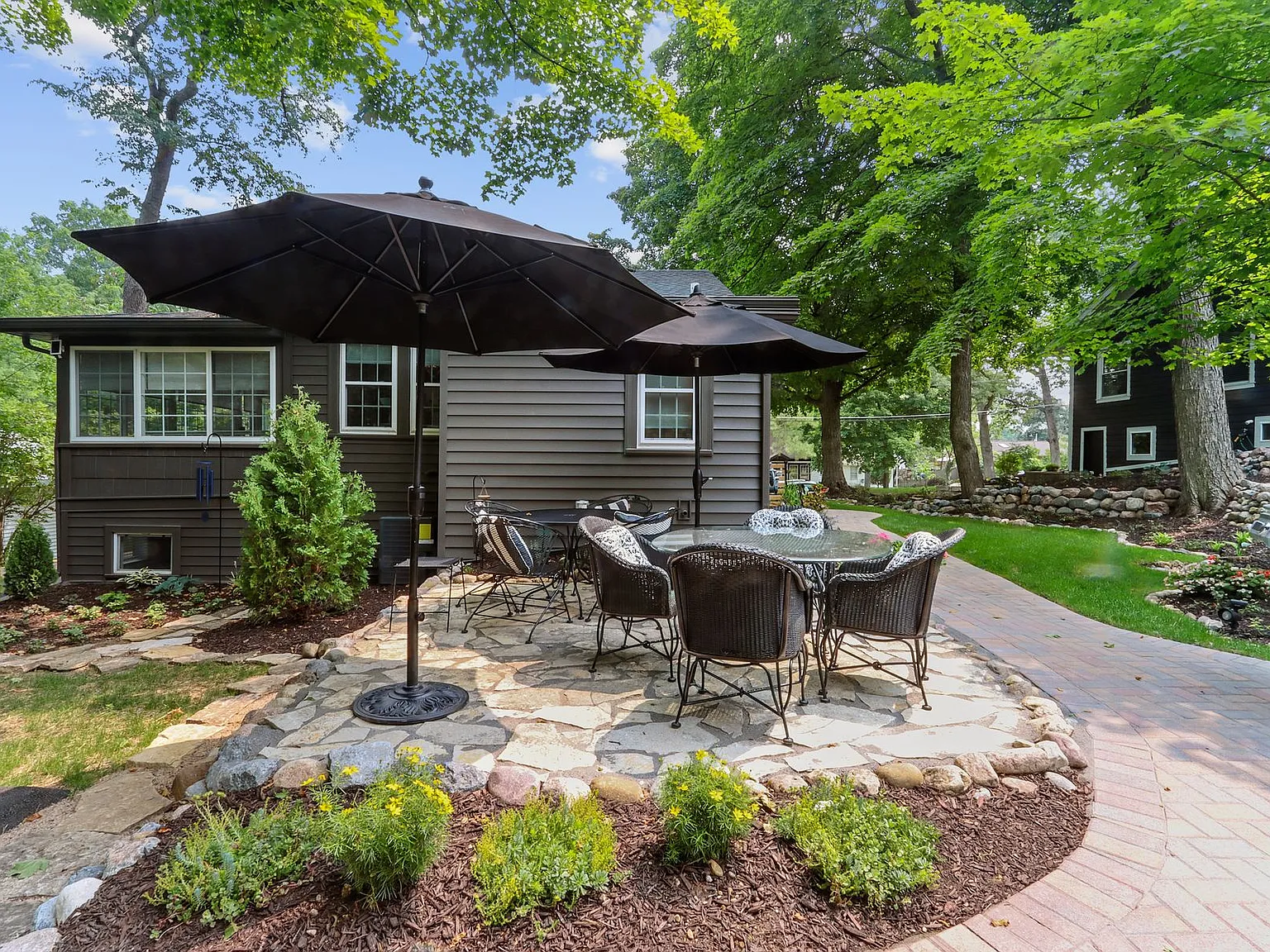 3 bed, 2018 sqft, $3,000 — Photo 3