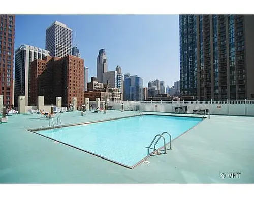 1122 N Clark St Photo 1