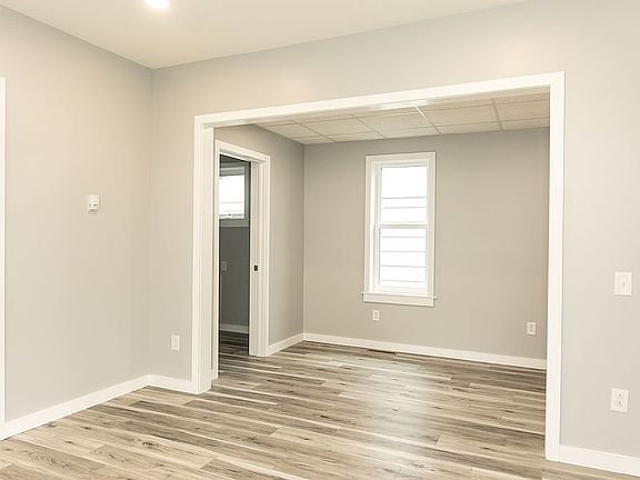 5th image of 632 E Walnut St
