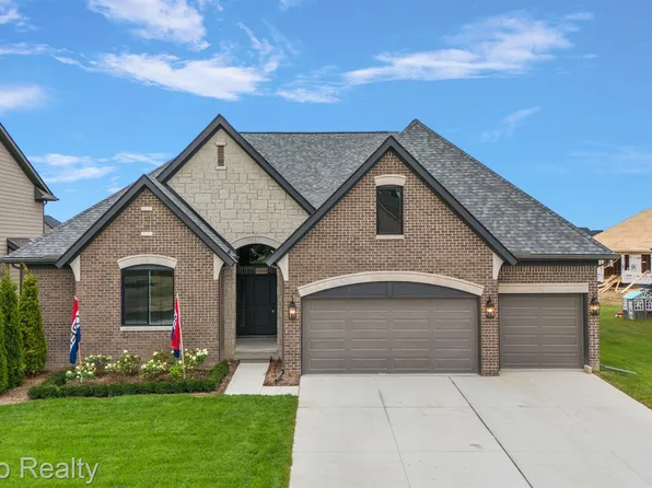 16949 Glenhurst Dr, Macomb, MI 48044