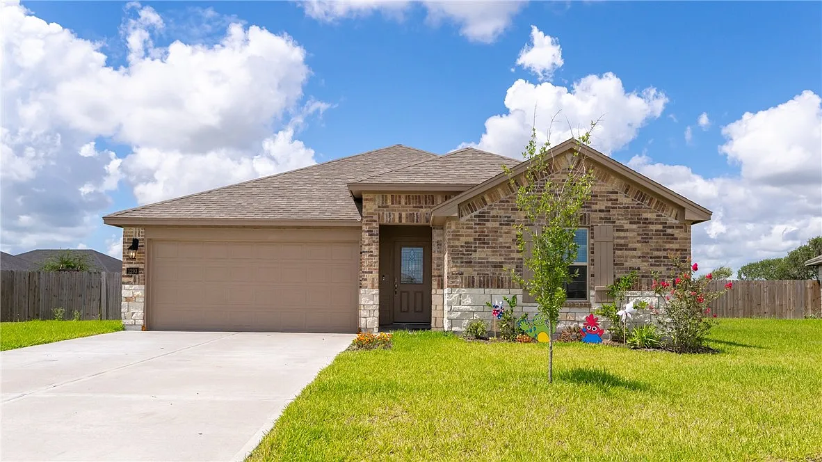 4 bed, 2.0 bath, 1736 sqft, $2,400 — Photo 1