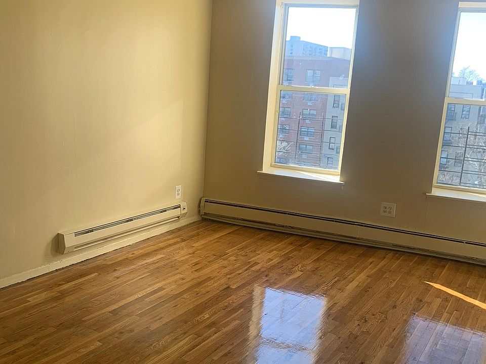 1st image of 990 Bronx Park S #435