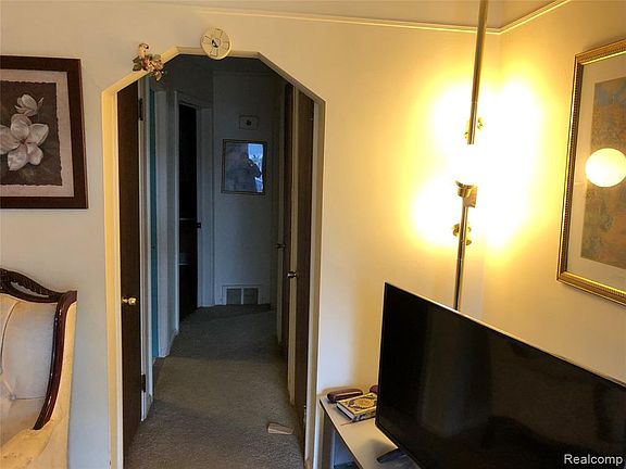 5th image of 869 John Daly St
