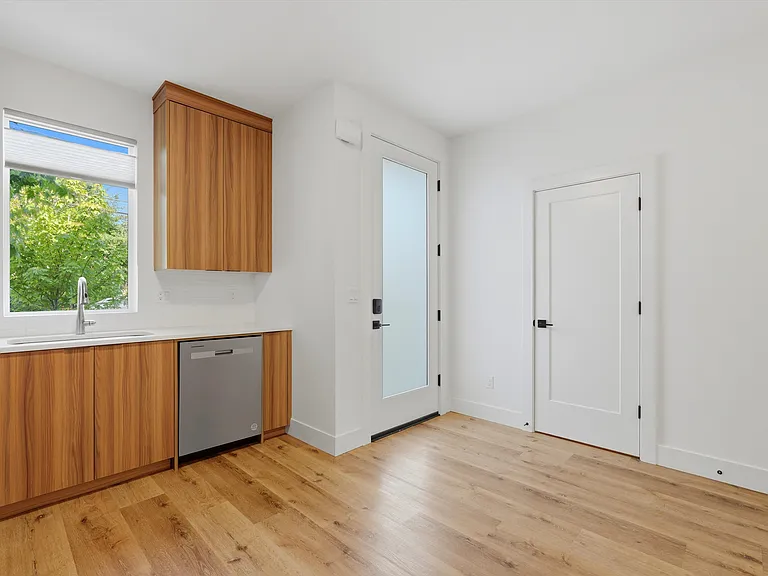 5221 N Maryland Ave — Photo 6