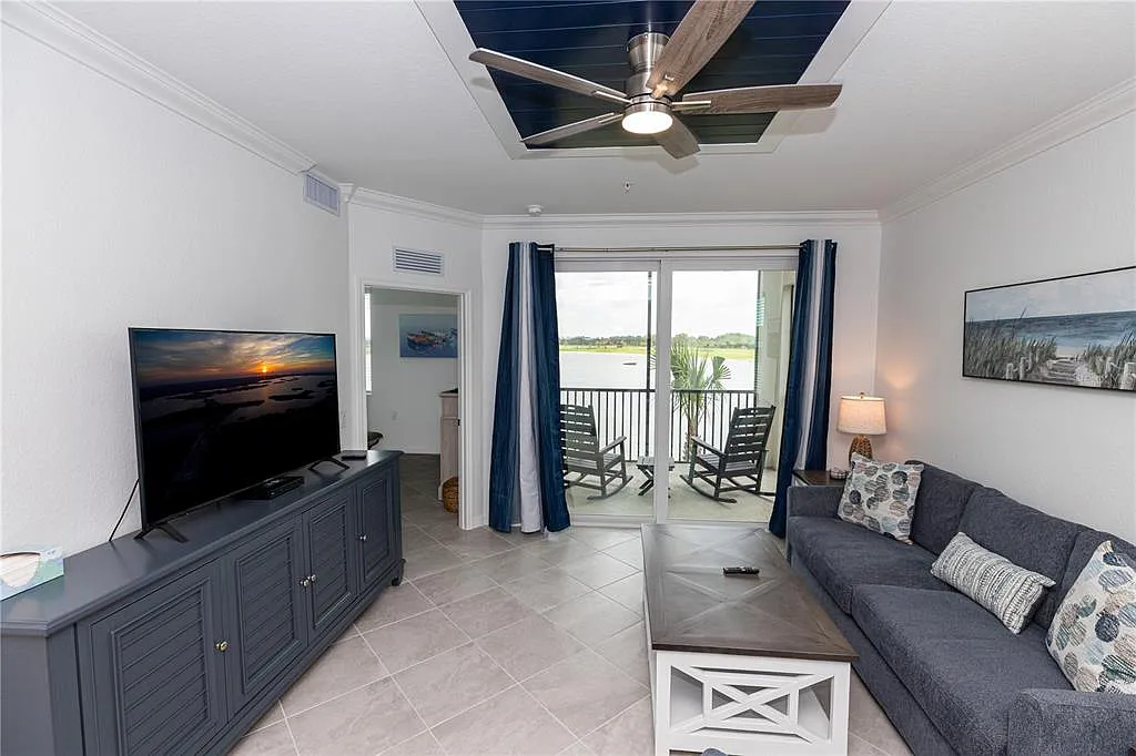 3 bed, 2.0 bath, 1301 sqft, $2,200 — Photo 2