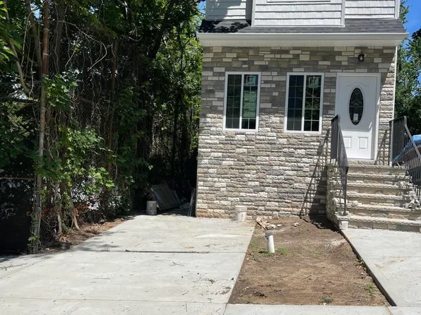 35 Layton Ave, Staten Island, NY 10301