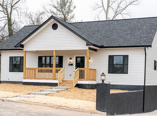 129 E Oakdale St, Mount Airy, NC 27030