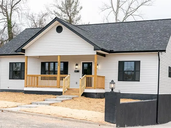 129 E Oakdale St, Mount Airy, NC 27030