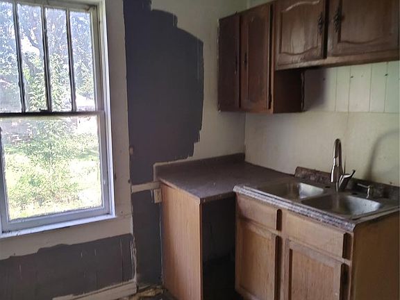 3rd image of 409 Merle St