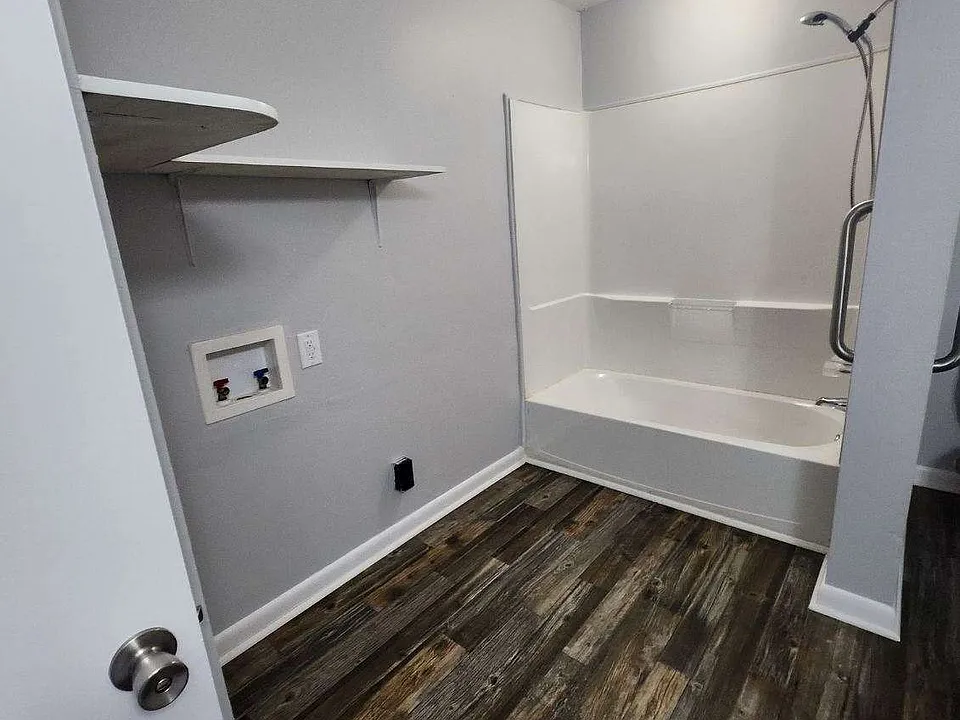 Bathroom, Shower/Tub, Washer & Dryer Hook-ups