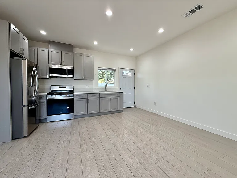 10723 Rhodesia Ave — Photo 3