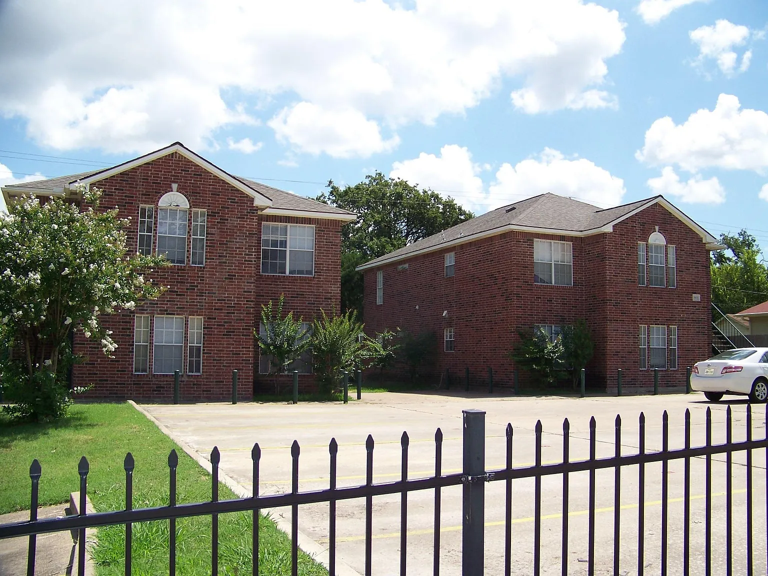 3 bed, 2.0 bath, 2572 sqft, $1,700 — Photo 3