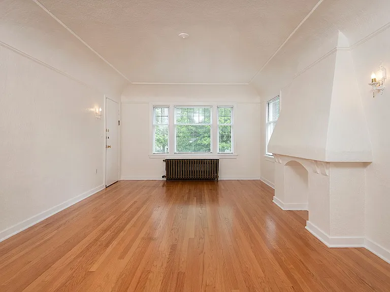 608 Belmont Ave E — Photo 3