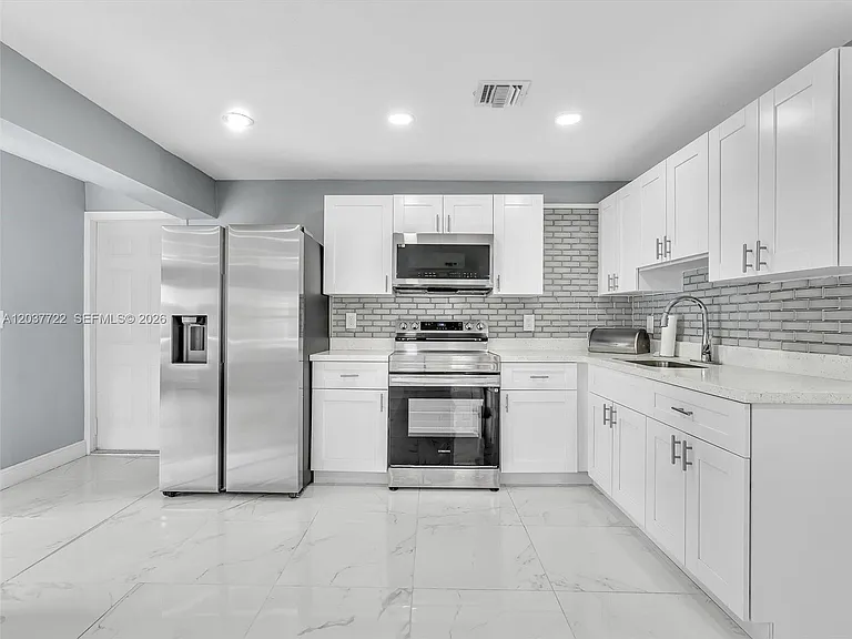 157 NE 6th Ct — Photo 1