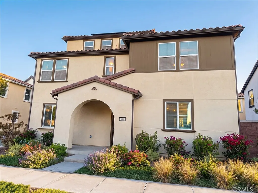 5 bed, 2360 sqft, $4,500 — Photo 1