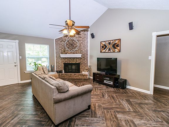 4th image of 2314 Colonial Ct S