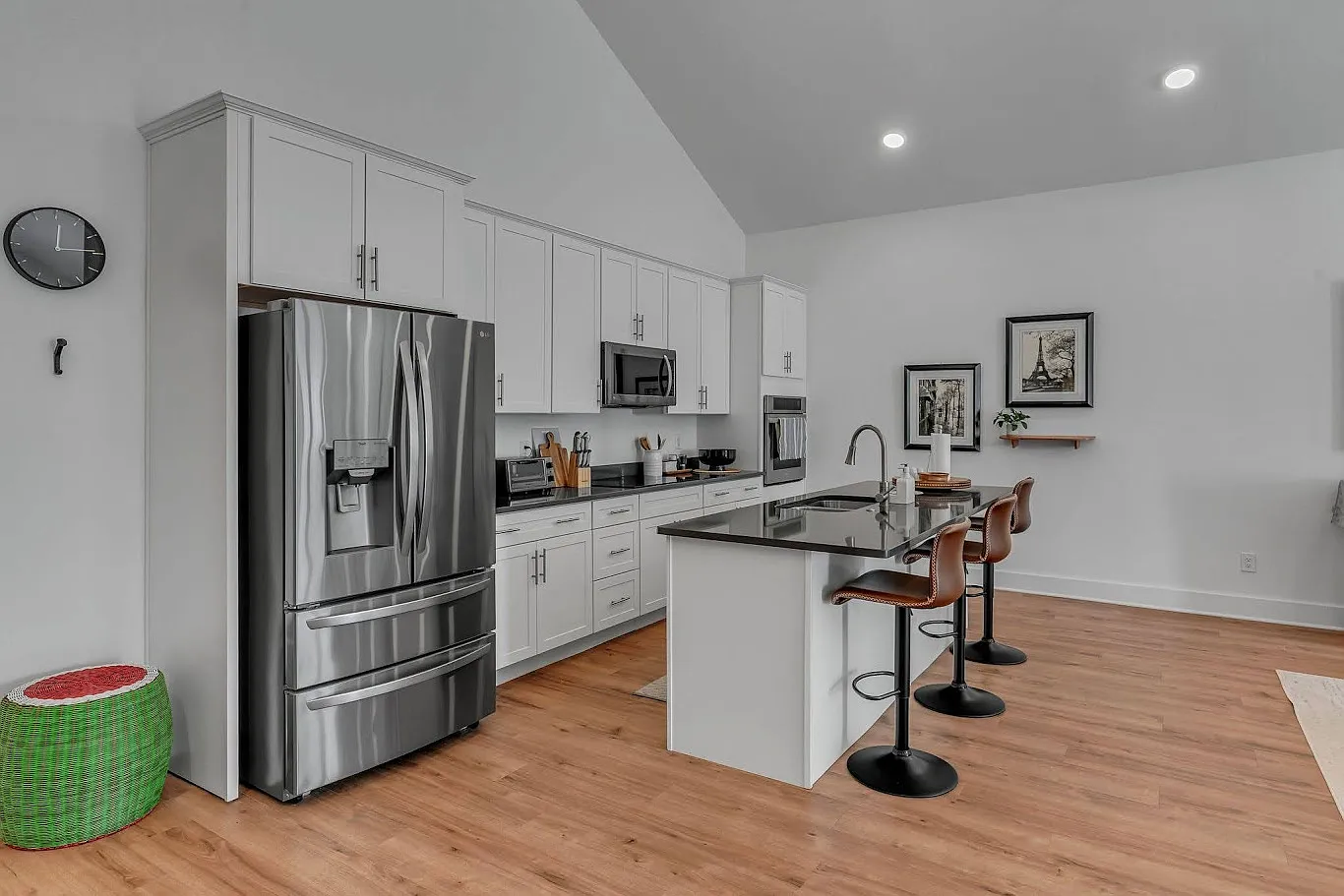 3 bed, 2010 sqft, $2,995 — Photo 3