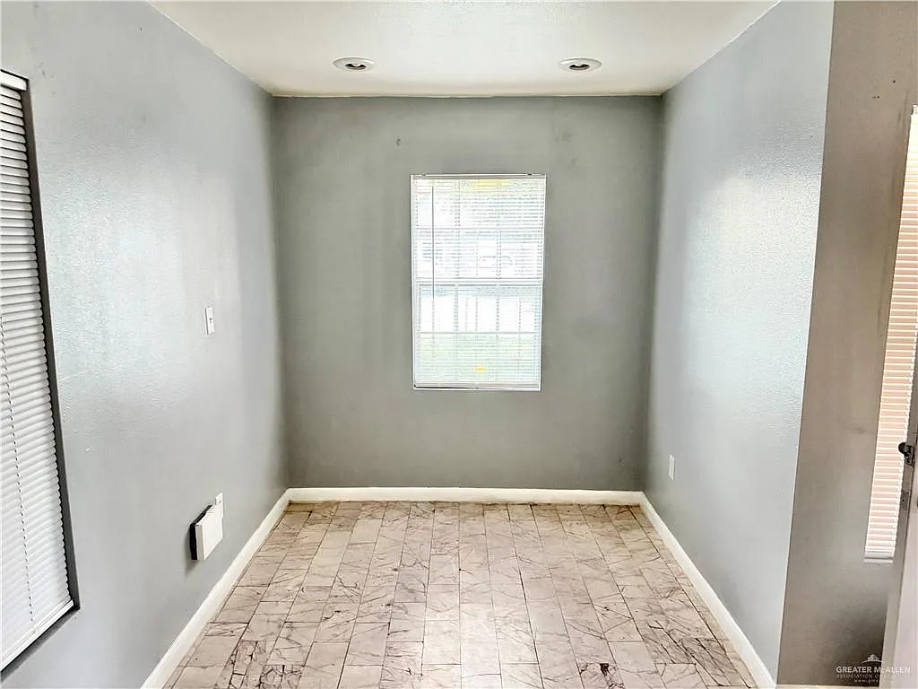 3 bed, 1.0 bath, 1212 sqft, $1,100 — Photo 4