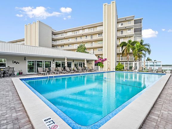 4th image of 36 Yacht Club Dr APT 305