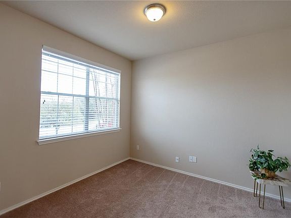 4th image of 503 Chaparral Dr
