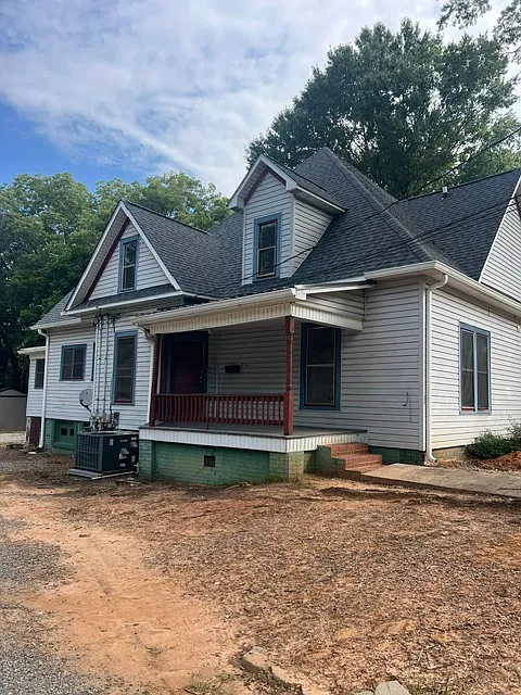3 bed, 1.5 bath, 3247 sqft, $1,300 — Photo 2