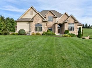 240 Hunters Xing S, Slinger, WI 53086