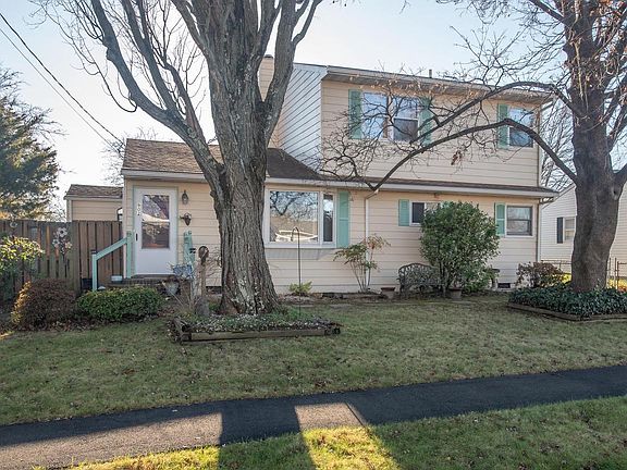 2nd image of 902 Bradley Dr