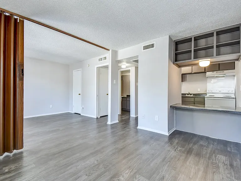 Oak Park Apartments — Photo 5
