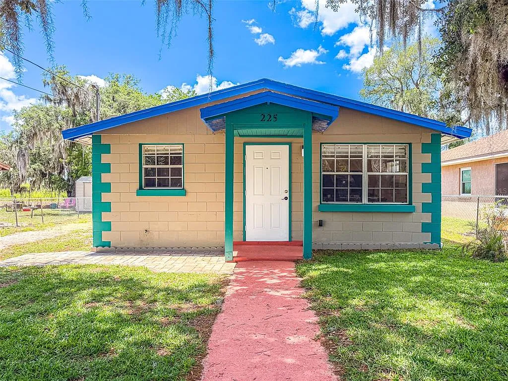 3 bed, 1.0 bath, 912 sqft, $1,225 — Photo 1