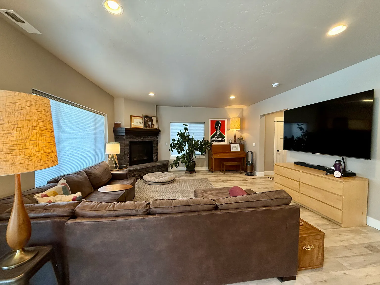 4 bed, 2.5 bath, 2471 sqft, $5,500 — Photo 2