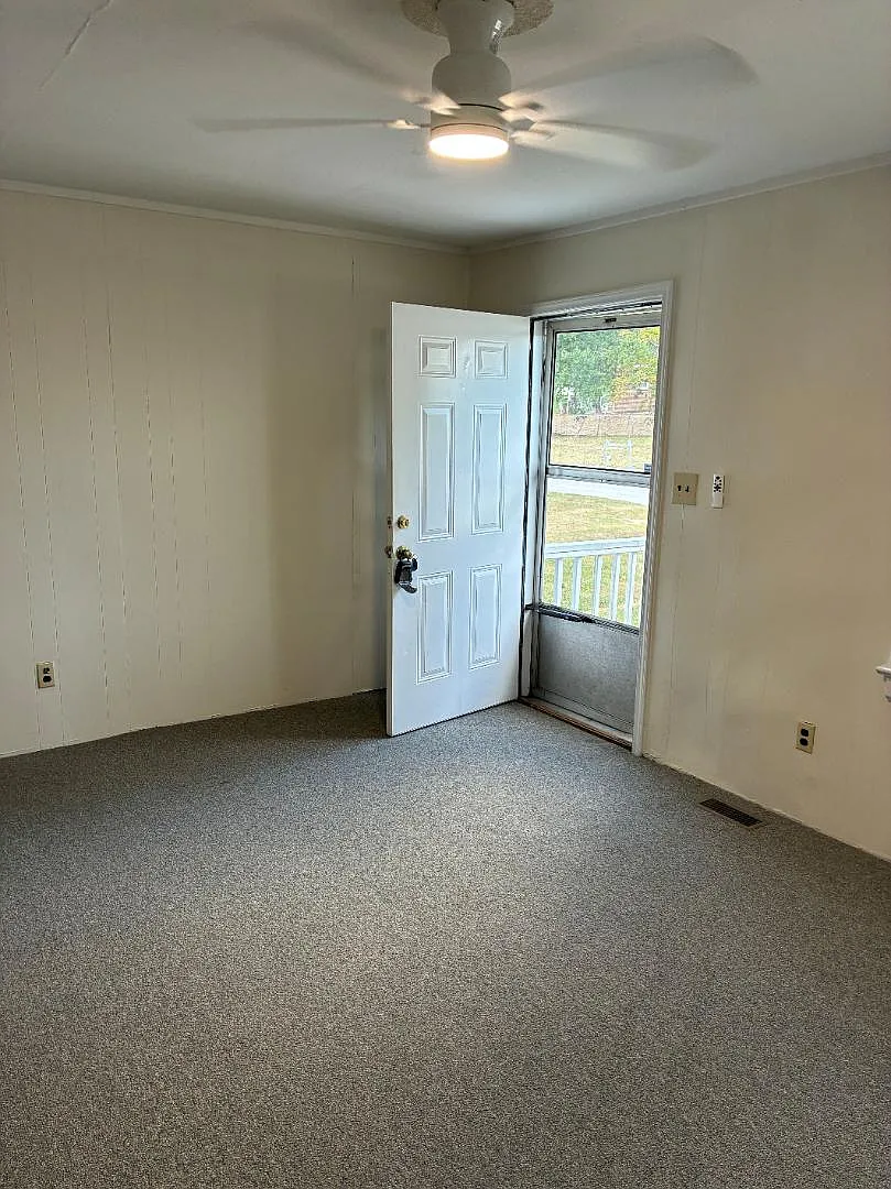 903 Lodge Street - B — Photo 2