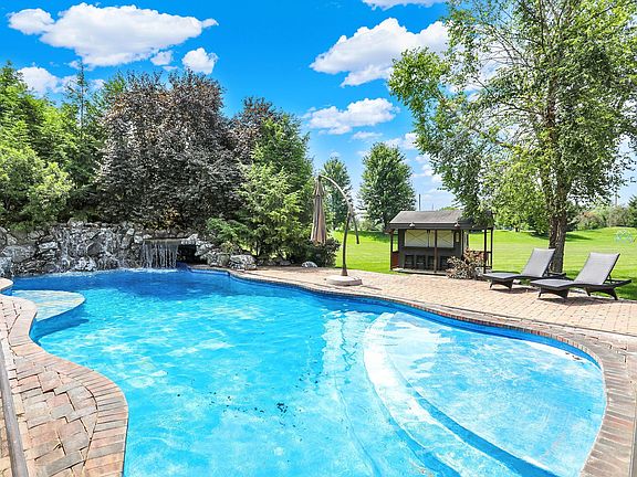 3rd image of 8581 Hunt Club Rd