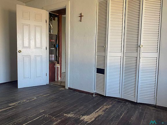 5th image of 102 N Pershing St