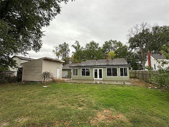 4th image of 1021 W Green St