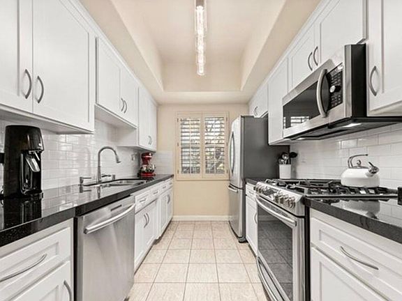 2nd image of 11306 Moorpark St Unit 11