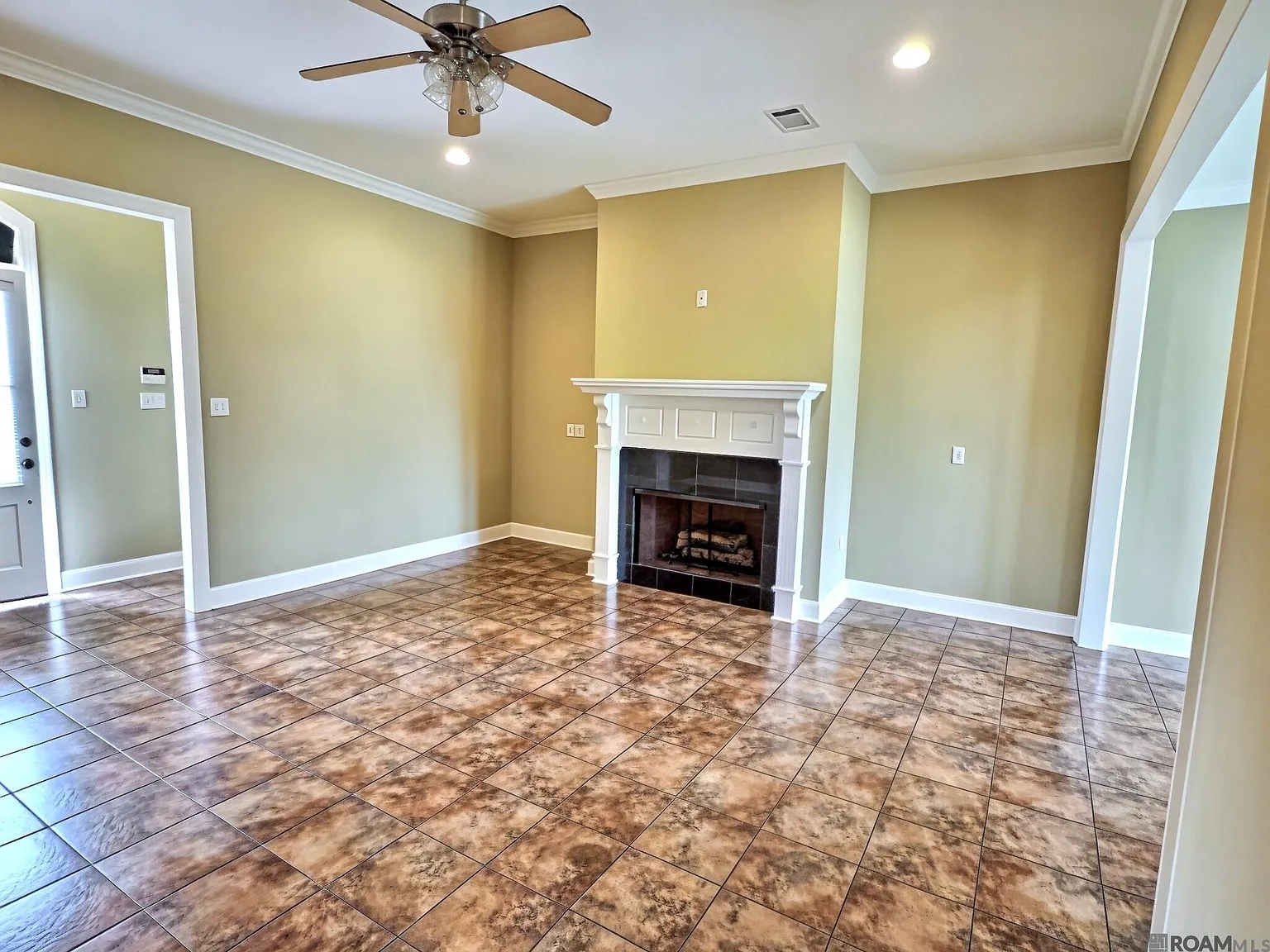 3 bed, 1600 sqft, $1,900 — Photo 2