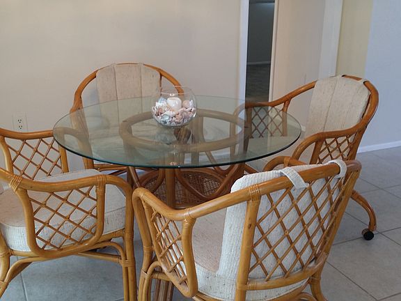 eating area off kitchen