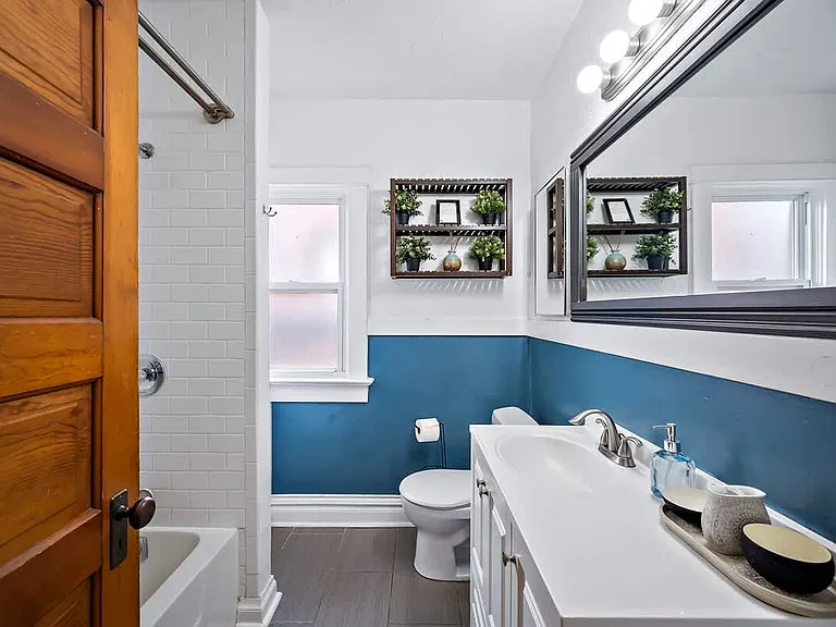 228 S Logan St — Photo 15
