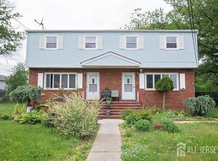 8 Chester Ct, Edison, NJ 08817