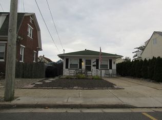 106 E Wisteria Rd, Wildwood Crest, NJ 08260