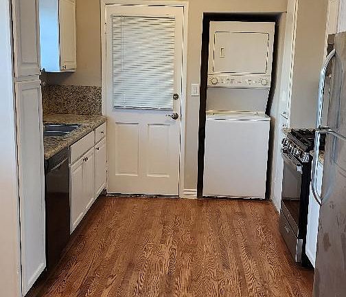 Kitchen includes separate entrance and washer/dryer and stainless/black appliances