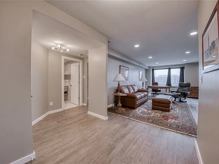 320 Fort Duquesne Blvd #4E — Photo 9