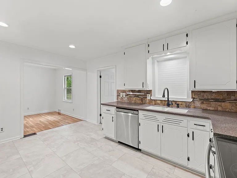 5706 Beverly Ave — Photo 6