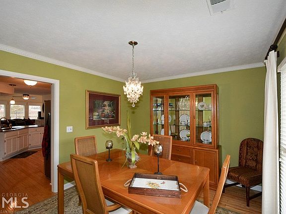 5th image of 233 Crescent Oak