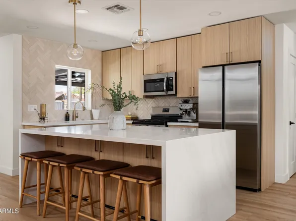 2828 E SURREY Avenue, Phoenix, AZ 85032