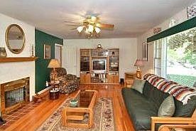 Large living room w fireplace