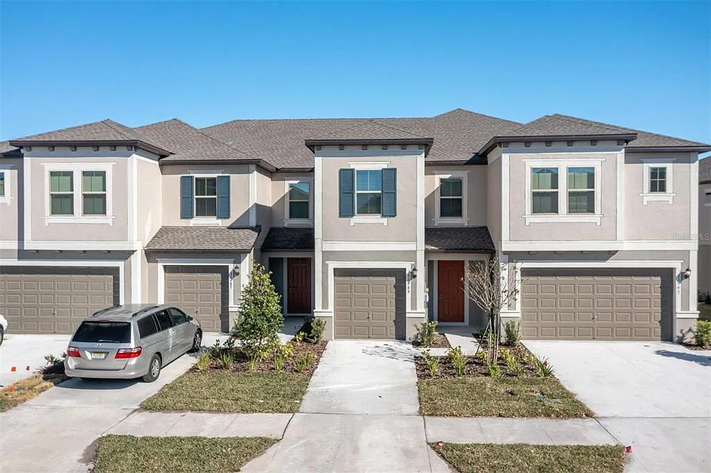 3 bed, 2.5 bath, 1760 sqft, $2,300 — Photo 2