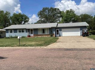 307 N Bell St, Howard, SD 57349
