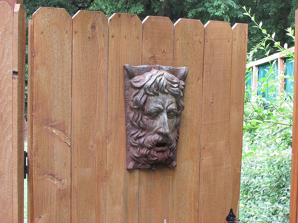 Side gate to Fenced Backyard