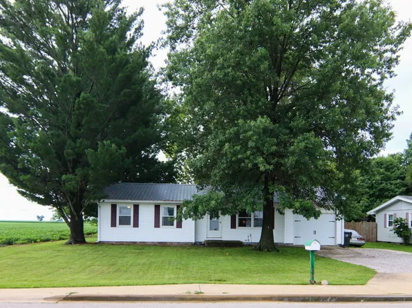 909 E Harrison Ave, Villa Grove, IL 61956